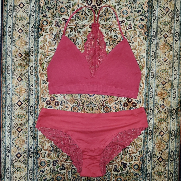 🦋🌹2 Lace Bralettes & Bottoms - Picture 2 of 7